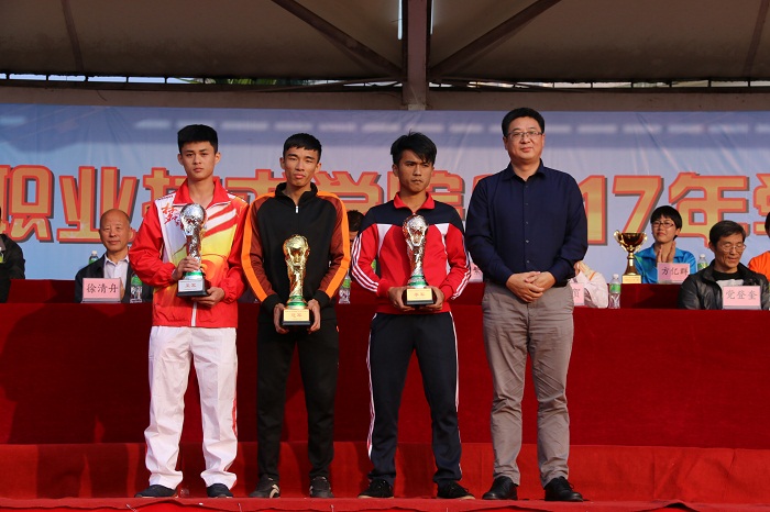 王安兴校长为2017年足球联赛获得冠亚季军代表队颁奖（海职青年记者团黎加奎摄影）.JPG