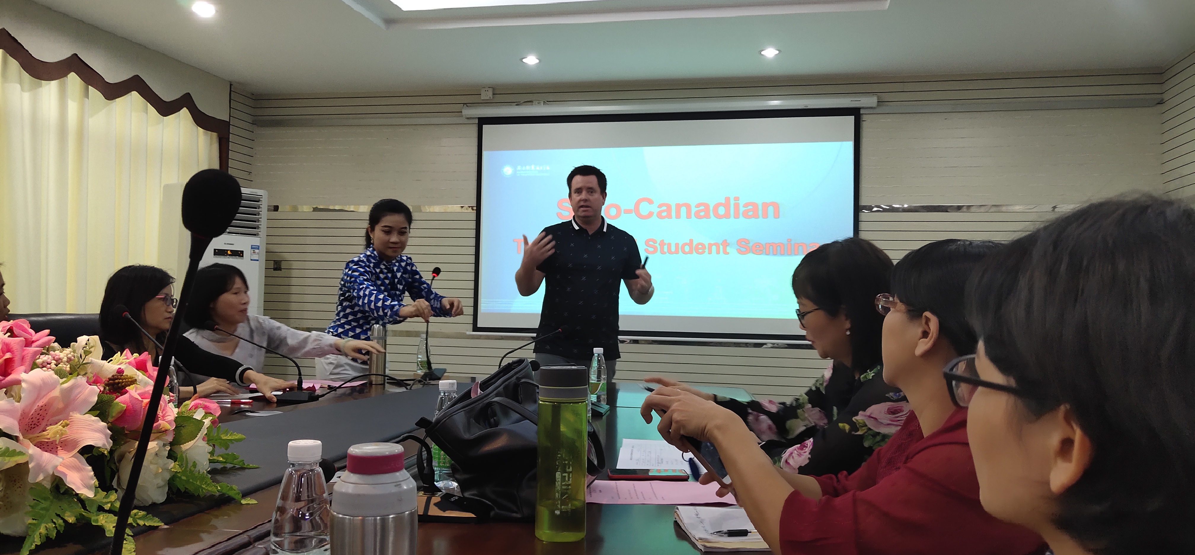 通识教育学院召开外教交流学习会