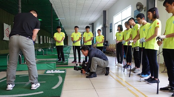 央视记者拍摄高尔夫球运动与管理专业授课情况（党委宣传部 陈瑜摄影）.JPG