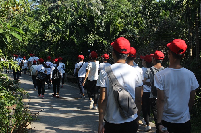 参加实践教学活动的师生参观官塘北仍村（海职青年记者团 王小松摄影）.JPG