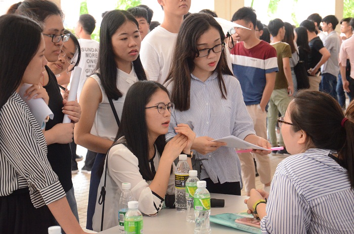 我校应聘学生向用人单位咨询相关问题（海职青年记者团 黎加奎摄影）.JPG