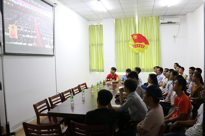 （部分学生在团委会议室收看十九大开幕会 海职青年记者团黎加奎摄影）.JPG