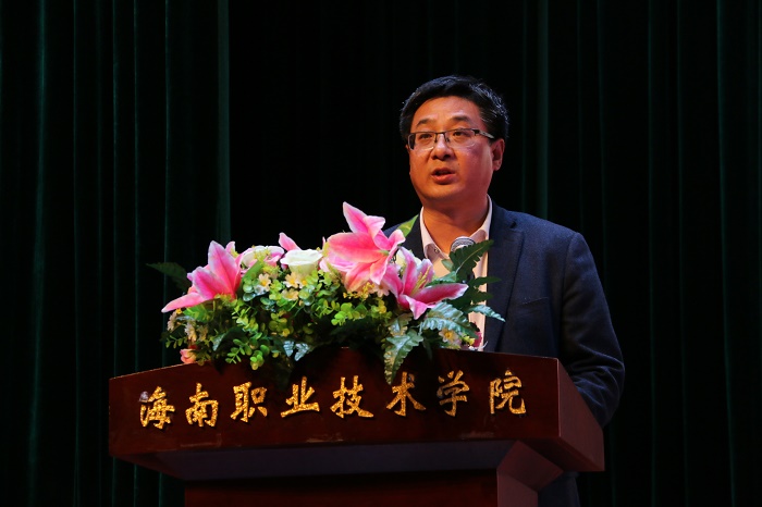 王安兴校长在海南职业技术学院2018年元旦晚会上发表新年贺词（海职青年记者团黎加奎摄影）.JPG