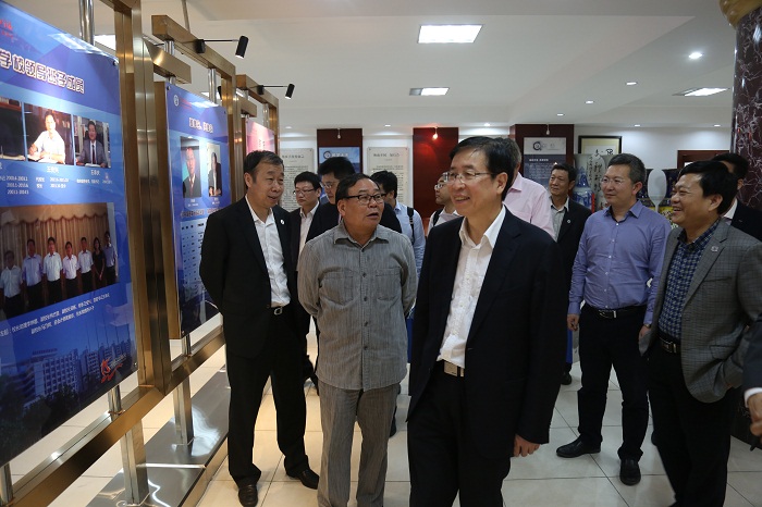 （李家俊书记等人共同参观海南职业技术学院校史馆 党委宣传部朱泽东摄影）.JPG